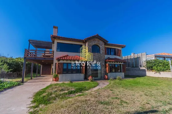 Venta De Casa En Piriapolis San Francisco Frente Al Mar! 4 Dormitorios!