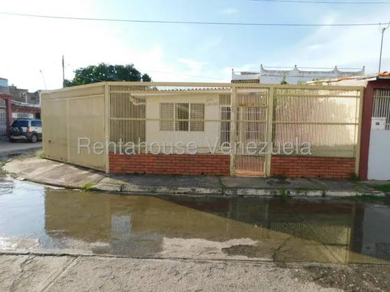 Comoda Y Conservada Casa En Venta Este De Barquisimeto. Urbanizacion Fundacion Mendoza 25-21968 As-jn