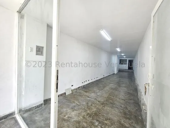 María Valera Trae Local En Alquiler En Zona De Alto Trafico Peatonal Y Vehicular, Al Este De Barquisimeto, Ideal Para Desarrollar Tu Propio Negocio, Puertas Plegables, Fachada De Vidrio, Tanque.