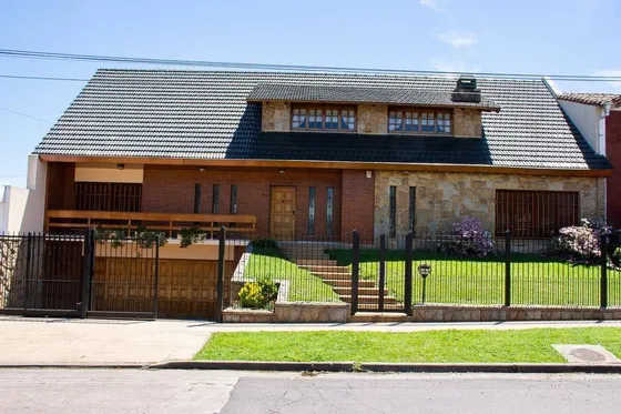 Casa En Venta: Calle Ramos Mejía  - El Palomar