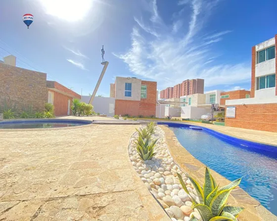 Town House En Conjunto Residencial Villas Del Mar, Avenida Bolivar, Con Zona Residencial, Con Zona Amplias Y Con Piscina