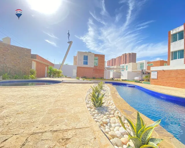 Town House En Conjunto Residencial Villas Del Mar, Avenida Bolivar, Con Zona Residencial, Con Zona Amplias Y Con Piscina