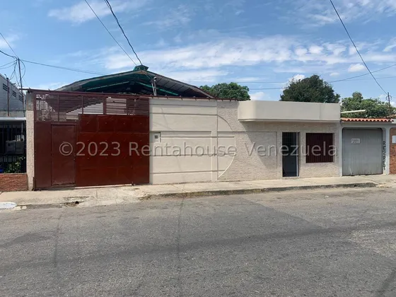 Dennymar, Vende Galpon Ubicado En Estrategica Zona De Barquisimeto Disponde De 364m2 Posee Bella Casa Remodelada B5a9608                                                                                