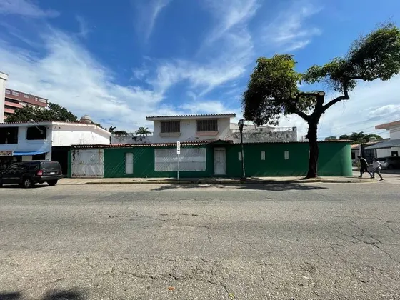 Alquiler De Casa De Esquina Con Excelente Tránsito Peatonal Y Vehicular. Zonificación Comercia Gg-2