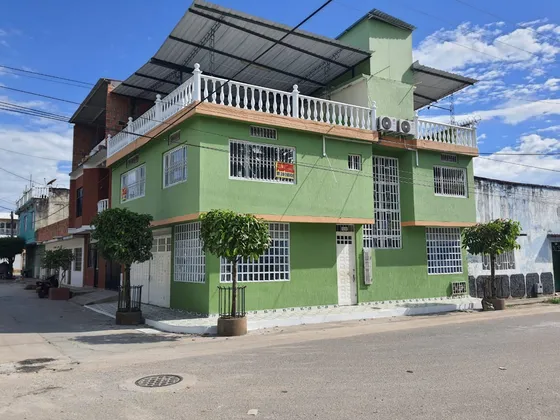 Casa De Dos Pisos Con Terraza