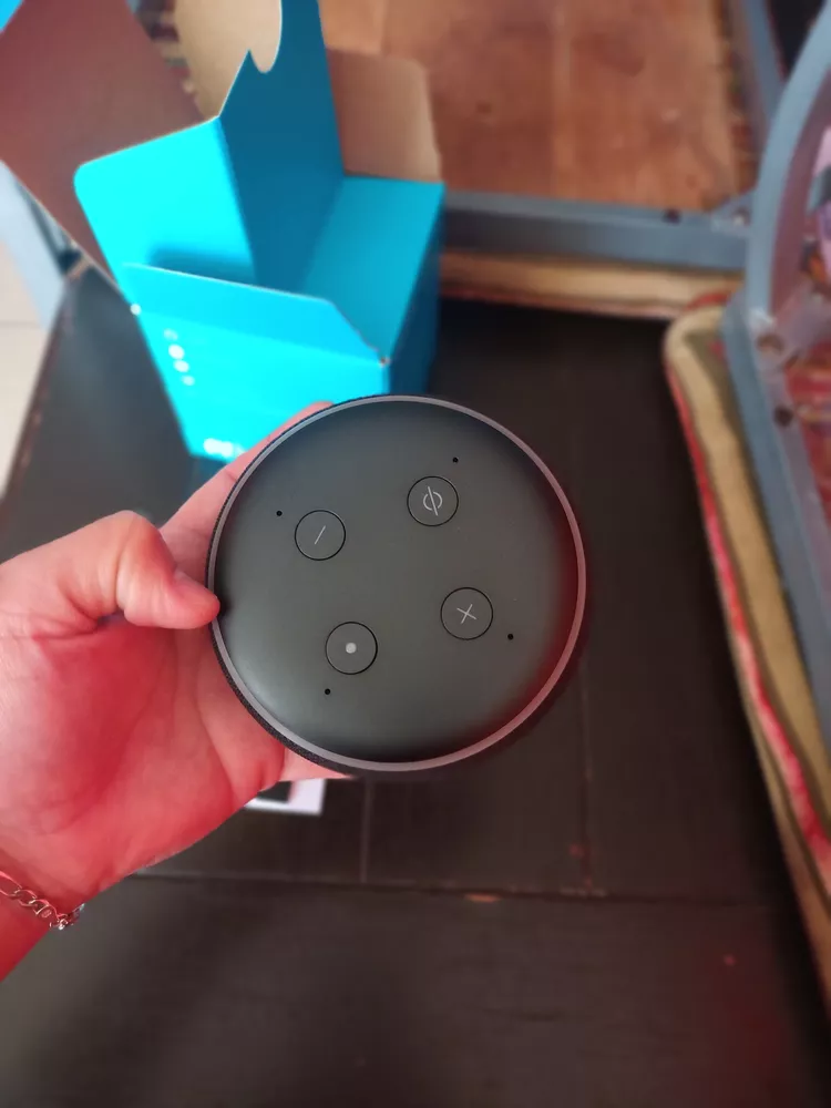 Echo Dot (3.ª generación)  Carbón con bombilla de color Bluetooth
