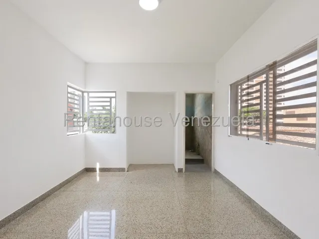 Gisselle Lobo Tiene En Venta Hermosa Casa Duplex En El Centro De Barquisimeto Posee 500m2 Con Tanque Subterraneo Hermosa Vista Panoramica 2 5 2 2 9 7 5                                                 