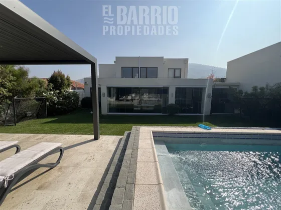 Espectacular Casa En Venta De 4 Dorm. En Chicureo 