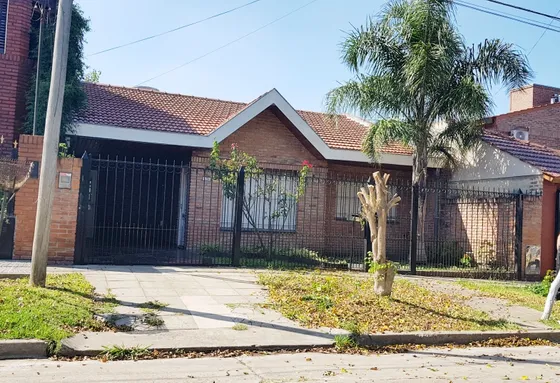 Alquiler Chalet Castelar Nte 4 Ambientes, Jardin Y Fondo