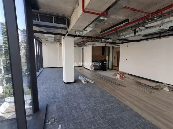 Arriendo Oficina Habilitada 105 M2. Exclusivo Edificio