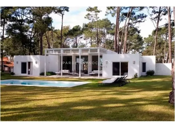 Casa En Venta De 3 Dormitorios En Golf, Punta Del Este.