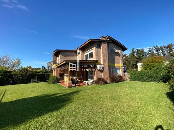 Casa En Venta 4 Ambientes C/ Cochera En La Barra Village