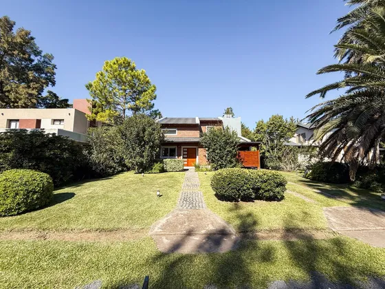 Casa En  Alquiler Amoblada 3 Dormitorios Con Pileta En Roldan