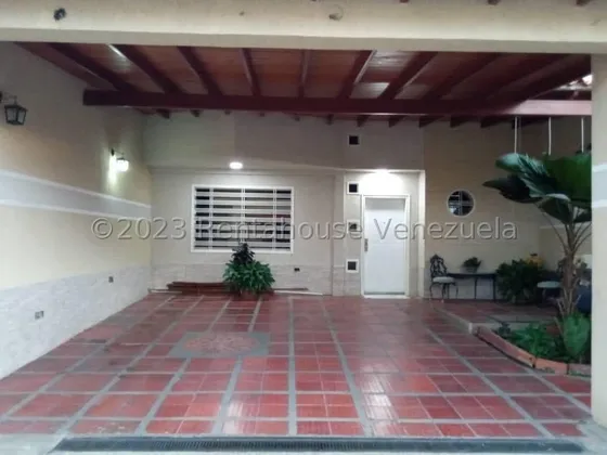 Venta De Townhouse En Villas Don Victor Maracay Aragua 24-8697 Irr