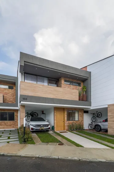 Casa Unifamiliar En Venta Sector Centro Comercial Viva