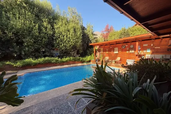Casa Con Bello Jardín Y Piscina