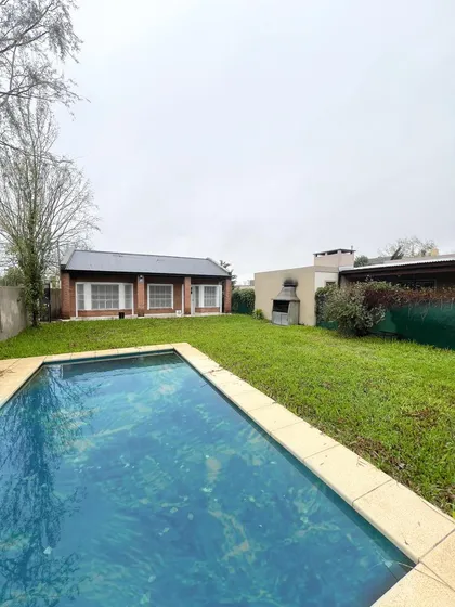 Casa De Tres Dormitorios En Roldan Pileta Jardin Amplia