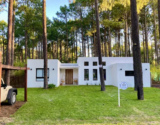 Hermosa Casa En Pinamar Norte, 4 Dormitorios 8 Pax. Emplazada En Un Bosque De Pinos 