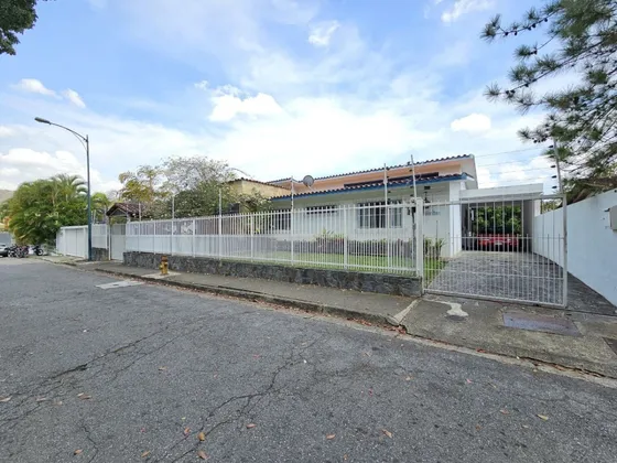 Casa En Venta En Prados Del Este Con Excelente Potencial- Anv