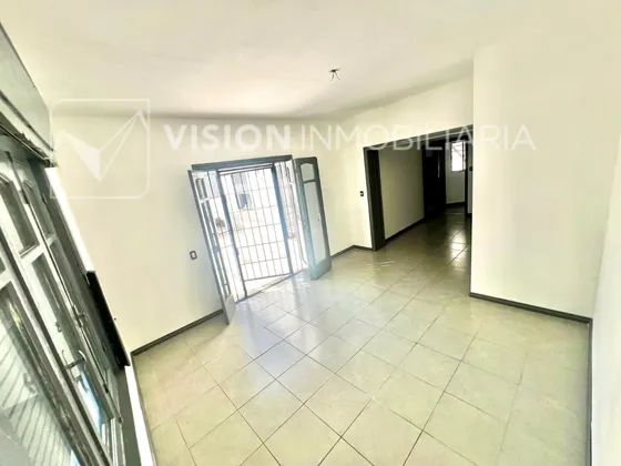 Casa De Altos O Apartamento En Venta. Es Duplex, Piso 1 Por Escalera, Al Frente, 4 Dormitorios Y 2 Baños, Barrio La Unión, En Cipriano Miro Esq Av 8 De Octubre. Reciclado, Impecable Para Entrar Ya.