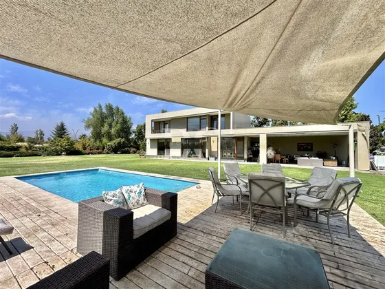 Casa En Venta De 4dorm En Suite Chicureo Poniente Colina