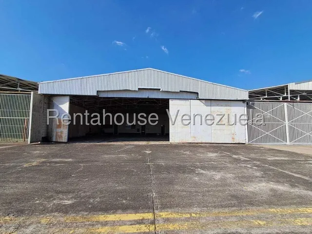 Hangar, Accion Del Aeroclub Y Compania, Para Avion O Avioneta Privada. Area Interna Tiene 18 M De Ancho Por 16,20 M De Largo, Con Oficina Incluida Y Bano. 