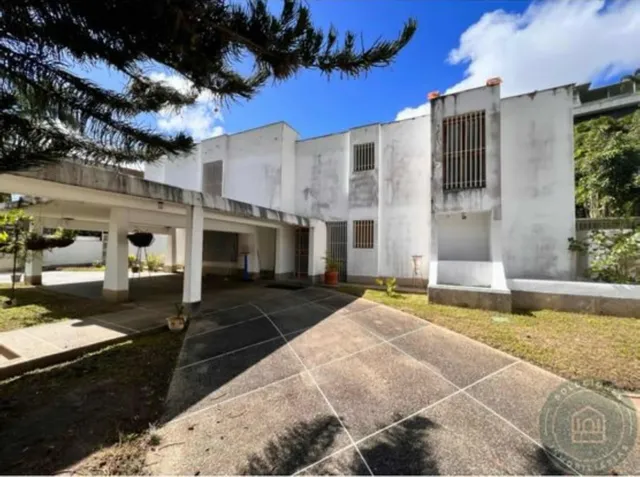 Se Vende Casa 900m2 5h+2s/7b/6p Cerro Verde