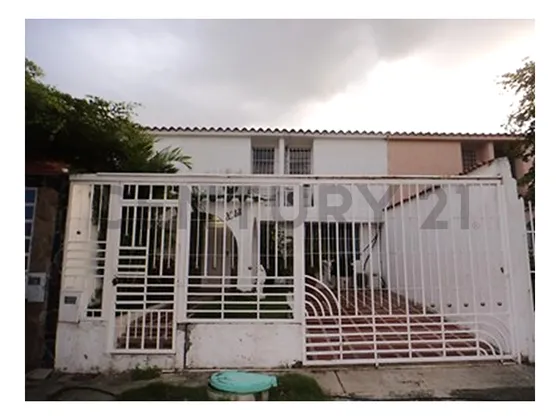 Vendo Townhouse Ubicado Urb. Las Brisas De Cúa, Remodelado.150 M2 Terr