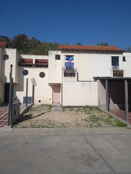 Town House En Venta Urbanización Altos De Monte Alegre, Sector Tazajal Naguanagua Edo- Carabobo.
