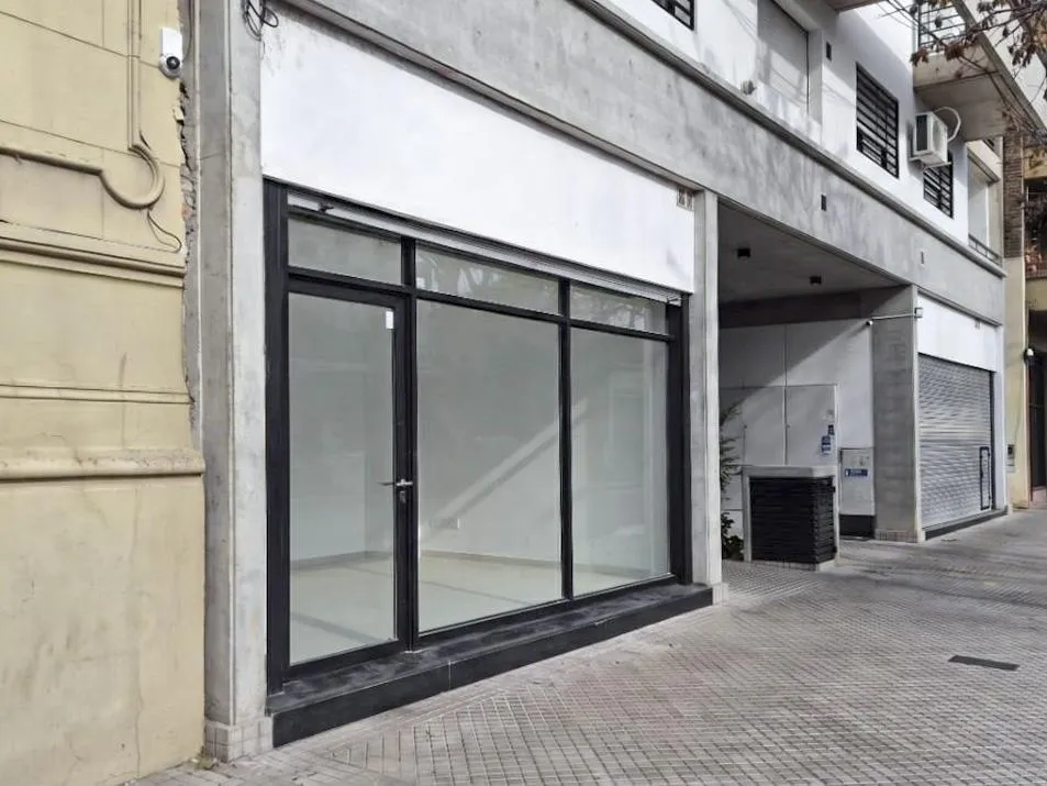 Ámplio Local Comercial A 100m De Av Pellegrini