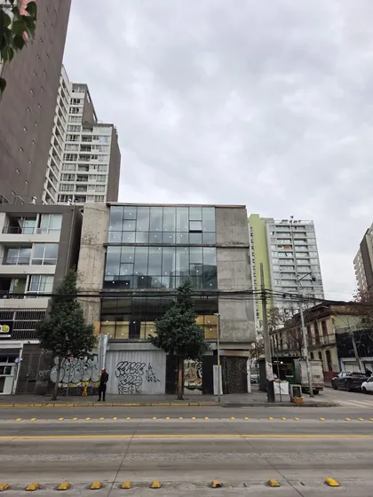 Arriendo Edificio Comercial De 4 Pisos En Av. Independencia
