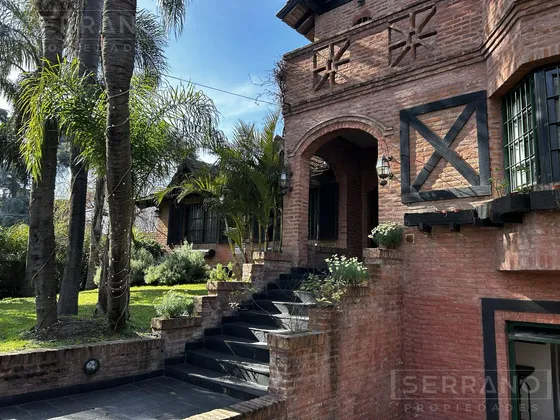 Casa En  Venta En Don Torcuato. Gran Jardín Con Pileta. 4 Dormitorios. Garage Cubierto.