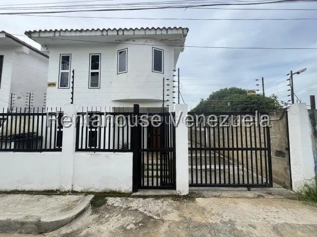 Gbf 25-13629 S.j. Morros La Guaiquera Vendo Bello Townhouse  Contácteme Ya.