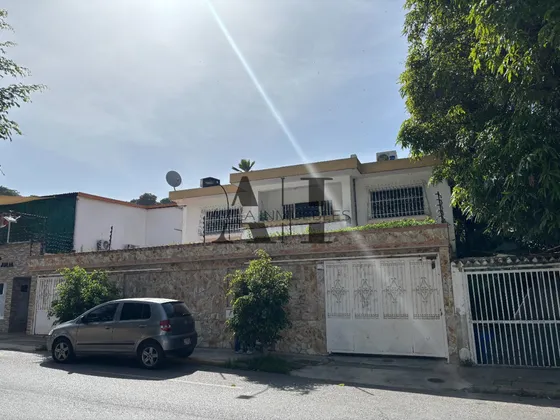 Casa Duplex En Bello Monte De Dos Pisos Con Cocina Remodelada, Cercado Electrico Tanque De Agua, Parrillera, Vestier, Oficina, Cuarto De Servicio, Portones Eléctricos