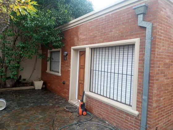 Alquiler - Casa 3 Amb. Con Jardín, Quincho Y Cochera En Beccar