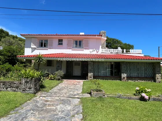 Casa En Venta De 4 Dormitorios En Playa Mansa, Punta Del Este