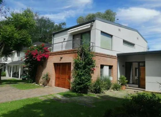 Casa En Alquiler - 3 Dormitorios 4 Baños - Cochera - 1.200mts2 - Guillermo Hudson