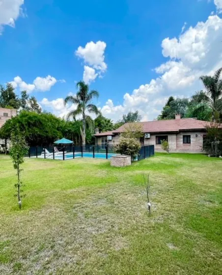 Casa En Venta De 4 Dormitorios C/ Piscina + Cabaña En Loma Verde