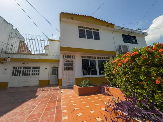 Amplia Casa De 295 M2 Ubicación Estratégica.