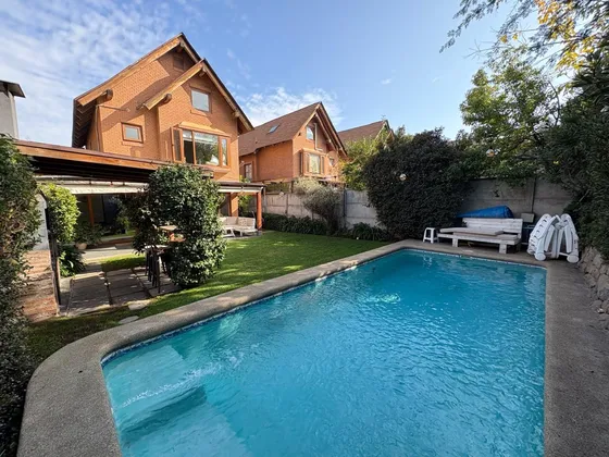Impecable Casa En Privilegiado Condominio De La Reina Alta 