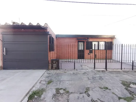 Casa En Venta - 2 Dormitorios 1 Baño - Cocheras - 144mts2 - La Plata