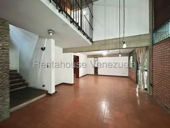 Nc Casa En Alquiler En Chuao Con Patio Interno Listo Para Amoblar A Su Gusto 26-20684