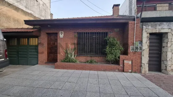 Venta De Casa 5 Ambientes En Sarandí, Avellaneda. Iberá Al 200. A Metros De Av....