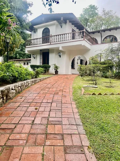 Se Alquila Casa 800m2 5h+2s/8b/8p Country Club