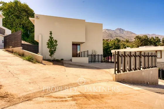 Rebajada!! Casa A Estrenar En El Mejor Sector De L...