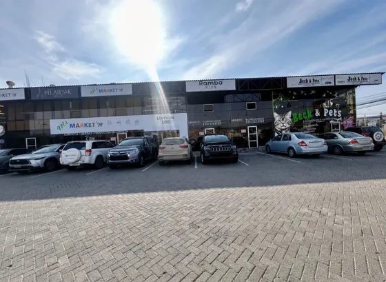 Amplio Local Comercial De Dos Niveles En Arriendo