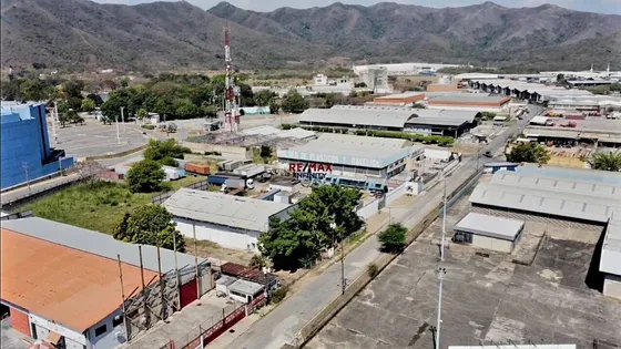 Ofrece Terreno De Uso Comercial E Industrial