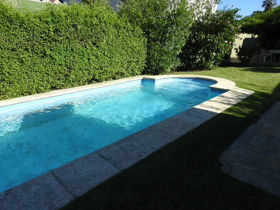 Casa Prox. A Rambla En Una Planta Con Fondo Verde Y Piscina