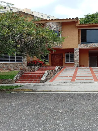 Casa En Altos De Prebo Conjunto Cerrado Con Amplio Patio Tanque Subterraneo Valencia Carabobo