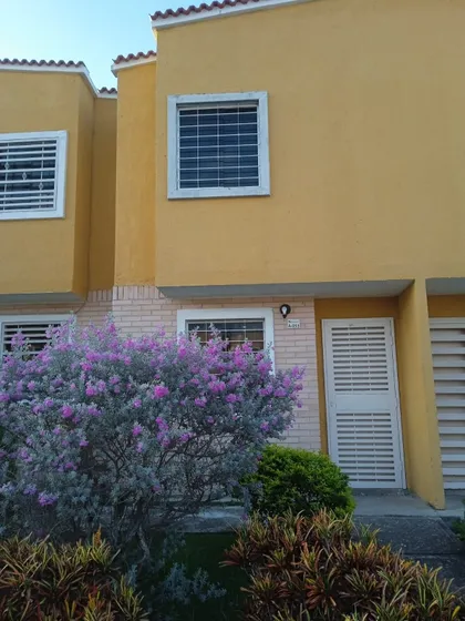 Ar. Townhouse En Venta. Res. Tierra Clara. Parque Valencia 